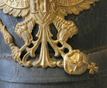 Detail des Zierates – Reichsapfel am Unteroffizierstschako, am Mannschaftstschako (hergestellt zwischen 1892 und 1895) und dem Mannschaftstschako, Modell 1897 (von rechts nach links)
(Inv.-Nr. 03778, 02565, 03782).