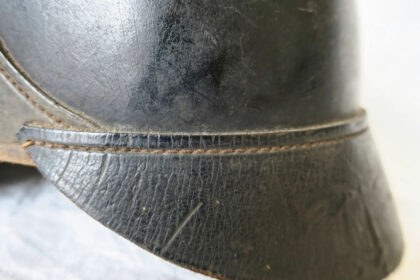 Das sogenannte Bundleder, das die Nähte von Front- und Nackenschirm verdeckte, fiel mit dem 1895 eingeführten Modell weg (Inv.-Nr. 03782).