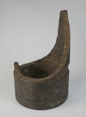 Sprengstück eines russischen 7,62 cm-Schrapnells. Das Objekt wiegt mehr als ein Kilogramm (Inv.-Nr. 02558).