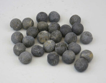 Kugeln eines russischen Schrapnells aus der Ersten Weltkrieg. Die Bleikugeln weisen Deformationen vom Aufprall auf harte Objekte auf (Inv.-Nr. 04648).