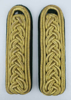 Schulterklappen eines Kaiserlichen Oberförsters (Staats-Uniform) (Inv.-Nr. 05080).