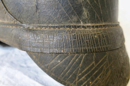 Das sogenannte Bundleder (hier noch zu sehen), das die Nähte von Front- und Nackenschirm verdeckte, fiel mit dem 1895 eingeführten Modell weg (Inv.-Nr. 02565).