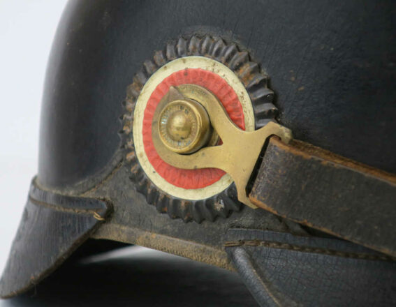 Knopf 91 an einem Tschako Modell 1895 (Inv.-Nr. 03782).