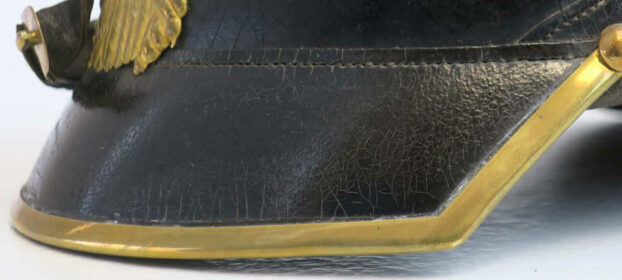Detail des Augenschirms einer Pickelhaube. Bis 1867 wurden diese eckig gefertigt (
Inv.-Nr. 02566).