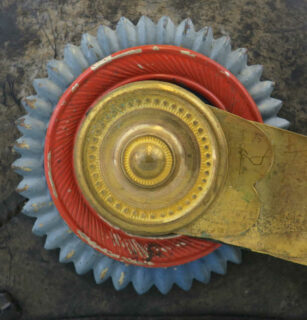 Kokarde an der rechten Seite einer Pickelhaube in den Oldenburger Landesfarben blau-rot (Inv.-Nr. 03775).