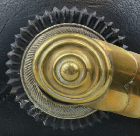 Kokarde an der rechten Seite einer Pickelhaube in den preußischen Landesfarben schwarz-weiß (Inv.-Nr. 03774).