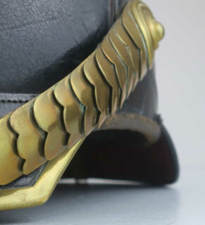 Kavallerie und Artillerie trugen dagegen gewölbte Schuppenketten (Inv.-Nr. 03774).