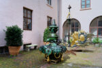 Die Einzelteile der Wetterfahne im Innenhof, 2024<br />
© Foto Tobias Trapp, Varel<br />
300 dpi, JPG, 3,3 MB >><a href="https://www.schlossmuseum.de/wp-content/uploads/2024/08/die-einzelteile-der-wetterfahne-im-innenhof-2024-foto-tobias-trapp-varel.jpg" target="_blank">Download</a><<