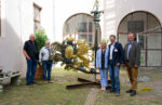 Die Einzelteile der Wetterfahne im Innenhof, von links Bernhard Brakenhoff, Egon Hamacher, Antje Sander, Ralf Dröge und Nils Juister, 2024<br />
© Foto Tobias Trapp, Varel<br />
300 dpi, JPG, 5 MB >><a href="https://www.schlossmuseum.de/wp-content/uploads/2024/08/die-einzelteile-der-wetterfahne-im-innenhof-von-links-bernhard-brakenhoff-egon-hamacher-antje-sander-ralf-droege-und-nils-juister-2024-foto-tobias-trapp-varel.jpg" target="_blank">Download</a><<