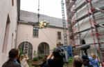 Die Wetterfahne wird aus dem Innenhof des Schlosses hochgezogen, 24.08.2024<br />
© Foto Tobias Trapp, Varel<br />
300 dpi, JPG, 4,8 MB >><a href="https://www.schlossmuseum.de/wp-content/uploads/2024/08/die-wetterfahne-wird-aus-dem-innenhof-des-schlosses-hochgezogen-24082024-foto-tobias-trapp-varel.jpg" target="_blank">Download</a><<