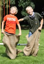 Familienfest 2024 Schloss Jever Sackhüpfen<br />
© Foto Jörg Stutz<br />
96 dpi, JPG, 2 MB >><a href="https://www.schlossmuseum.de/wp-content/uploads/2024/08/familienfest-schlossmuseum-jever-sackhuepfen-foto-joerg-stutz.jpg" target="_blank">Download</a><<