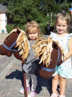 Familienfest 2024 Schloss Jever Steckenpferd 2<br />
© Foto Jörg Stutz<br />
96 dpi, JPG, 2 MB >><a href="https://www.schlossmuseum.de/wp-content/uploads/2024/08/familienfest-schlossmuseum-jever-steckenpferd2-foto-joerg-stutz.jpg" target="_blank">Download</a><<