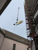 Montagevorbereitungen 2024 I Wetterfahne wird in den Innenhof gehievt<br />
© Foto Schlossmuseum Jever<br />
72 dpi, JPG, 2,7 MB >><a href="https://www.schlossmuseum.de/wp-content/uploads/2024/08/montagevorbereitungen-2024-i-foto-schlossmuseum.jpg" target="_blank">Download</a><<