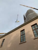 Montagevorbereitungen 2024 II Wetterfahne wird in den Innenhof gehievt<br />
© Foto Schlossmuseum Jever<br />
72 dpi, JPG, 1,7 MB >><a href="https://www.schlossmuseum.de/wp-content/uploads/2024/08/montagevorbereitungen-2024-ii-foto-schlossmuseum.jpg" target="_blank">Download</a><<