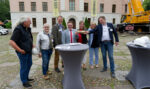 Pressegespräch auf dem Schlosshof, von links Bernhard Brakenhoff, Egon Hamacher, Nils Juister, Jan Edo Albers, Siemtje Möller Antje Sander und Ralf Dröge, 24.08.2024<br />
© Foto Tobias Trapp, Varel<br />
300 dpi, JPG, 5,3 MB >><a href="https://www.schlossmuseum.de/wp-content/uploads/2024/08/pressegespraech-auf-dem-schlosshof-von-links-bernhard-brakenhoff-egon-hamacher-nils-juister-jan-edo-albers-siemtje-moeller-antje-sander-und-ralf-droege-24082024-foto-tobias-trapp-varel.jpg" target="_blank">Download</a><<