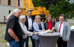 Pressegespräch auf dem Schlosshof, von links Bernhard Brakenhoff, Egon Hamacher, Ralf Dröge, Antje Sander, Siemtje Möller und Jan Edo Albers, 24.08.2024<br />
© Foto Tobias Trapp, Varel<br />
300 dpi, JPG, 3,8 MB >><a href="https://www.schlossmuseum.de/wp-content/uploads/2024/08/pressegespraech-auf-dem-schlosshof-von-links-bernhard-brakenhoff-egon-hamacher-ralf-droege-antje-sander-siemtje-moeller-und-jan-edo-albers-24.08.2024-foto-tobias-trapp-varel.jpg" target="_blank">Download</a><<