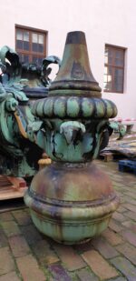 Wetterfahne Vase 2020<br />
© Foto Schlossmuseum Jever<br />
72 dpi, JPG, 2,2 MB >><a href="https://www.schlossmuseum.de/wp-content/uploads/2024/08/wetterfahne-vase-2020-foto-schlossmuseum.jpg" target="_blank">Download</a><<