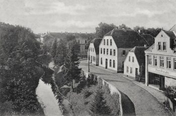 Abb. 12, Albanistraße, mit schmalem Straßenverlauf, Anfang 20. Jhdt., Postkarte, Sammlung Schlossmuseum Jever