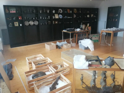 Regale füllen und Objekte miteinander arrangieren