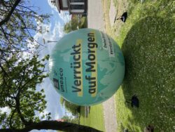 Biosphären-Ball<br />
©Mira Hohmann, Nationalparkverwaltung Nds Wattenmeer<br />
JPG, 5.2 MB >><a href="https://www.schlossmuseum.de/wp-content/uploads/2024/10/biosphaeren-ball-mira-hohmann-nationalparkverwaltung-nds-wattenmeer.jpg" target="_blank">Download</a><<