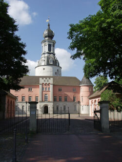 Schloss Jever, Ansicht 1<br />
© Schlossmuseum Jever<br />
JPG, 1.3 MB >><a href="https://www.schlossmuseum.de/wp-content/uploads/2025/01/Schloss-Ansicht-1-Schlossmuseum-Jever.jpg" target="_blank">Download</a><<