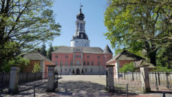 Schloss Jever, Ansicht 2<br />
© Schlossmuseum Jever<br />
JPG, 1.4 MB >><a href="https://www.schlossmuseum.de/wp-content/uploads/2025/01/Schloss-Ansicht-2-Schlossmuseum-Jever.jpg" target="_blank">Download</a><<