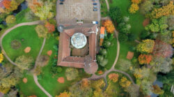 Schloss Jever, Luftbild 3<br />
© Schlossmuseum Jever<br />
JPG, 1.7 MB >><a href="https://www.schlossmuseum.de/wp-content/uploads/2025/01/Schloss-Luftbild-3-Schlossmuseum-Jever.jpg" target="_blank">Download</a><<