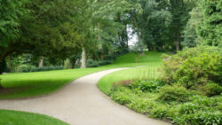 Schlosspark, Ansicht 1<br />
© Schlossmuseum Jever<br />
JPG, 1.2 MB >><a href="https://www.schlossmuseum.de/wp-content/uploads/2025/01/Schlosspark-Ansicht-1-Schlossmuseum-Jever.jpg" target="_blank">Download</a><<