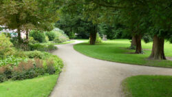 Schlosspark, Ansicht 2<br />
© Schlossmuseum Jever<br />
JPG, 1.3 MB >><a href="https://www.schlossmuseum.de/wp-content/uploads/2025/01/Schlosspark-Ansicht-2-Schlossmuseum-Jever.jpg" target="_blank">Download</a><<