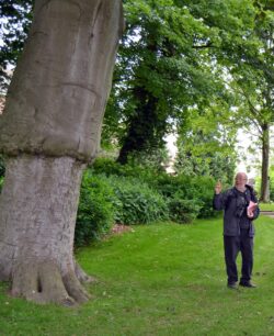 Werner Menke im Schlosspark<br />
© Privat<br />
JPG, 3.8 MB >><a href="https://www.schlossmuseum.de/wp-content/uploads/2025/01/werner-menke-im-schlosspark-foto-privat.jpg" target="_blank">Download</a><<