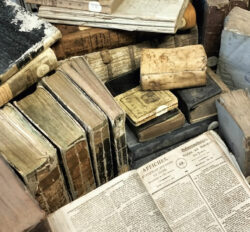 Recherche im Stadtarchiv Bremerhaven<br />
© Oldenburgische Landschaft<br />
JPG, 3.5 MB >><a href="https://www.schlossmuseum.de/wp-content/uploads/2025/02/Recherche-im-Stadtarchiv-Bremerhaven-Quelle-Oldenburgische-Landschaft.jpg" target="_blank">Download</a><<