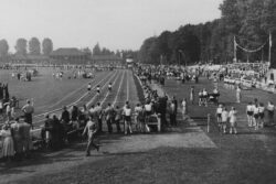 Hössenwettkämpfe 1951<br />
© Stadtarchiv Westerstede<br />
JPG, 127 KB >><a href="https://www.schlossmuseum.de/wp-content/uploads/2025/02/Hoessenwettkaempfe-1951-Quelle-Stadtarchiv-WST.jpg" target="_blank">Download</a><<