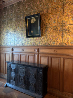 Das Portrait Marias von Jever aus der Mitte des 16. Jahrhunderts, Leihgabe: Sammlung Herzog von Oldenburg. Original-Portrait von Maria von Jever im Edzardzimmer<br />
© Schlossmuseum Jever<br />
JPG, 4.0 MB >><a href="https://www.schlossmuseum.de/wp-content/uploads/2025/02/Maria-von-Jever-im-Edzardzimmer.jpg" target="_blank">Download</a><<