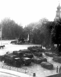 Britische Militärfahrzeuge mit polnischen Soldaten auf dem alten Markt von Jever, 6. Mai 1945<br />
© A. Hirche<br />
JPG, 2.5 MB >><a href="https://www.schlossmuseum.de/wp-content/uploads/2025/03/02-1945-05-06-PAD-Jever-Alter Markt-A-Hirche.jpg" target="_blank">Download</a><<