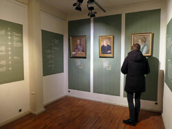 Ausstellung FrauenZimmer (4)<br />
© Schlossmuseum Jever<br />
JPG, 1.1 MB >><a href="https://www.schlossmuseum.de/wp-content/uploads/2025/03/ausstellung-frauenzimmer-4-schlossmuseum-jever.jpg" target="_blank">Download</a><<