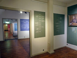 Ausstellung FrauenZimmer (5)<br />
© Schlossmuseum Jever<br />
JPG, 1.1 MB >><a href="https://www.schlossmuseum.de/wp-content/uploads/2025/03/ausstellung-frauenzimmer-5-schlossmuseum-jever.jpg" target="_blank">Download</a><<