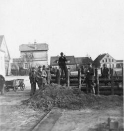 Errichtung von Panzersperren im April 1945, Jever, Elisabethufer<br />
© Schlossmuseum Jever<br />
JPG, 12.0 MB >><a href="https://www.schlossmuseum.de/wp-content/uploads/2025/03/01-1945-03-Panzersperren-Elisabethufer-R-Osten-Schlossmuseum-Jever.jpg" target="_blank">Download</a><<