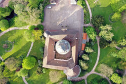 Schloss Jever mit umgebenden Schlosspark (2022)<br />
© Schlossmuseum Jever<br />
JPG, 1.0 MB >><a href="https://www.schlossmuseum.de/wp-content/uploads/2025/04/Schloss-Jever-mit-umgebenden-Schlosspark-Schlossmuseum-2022.jpg" target="_blank">Download</a><<