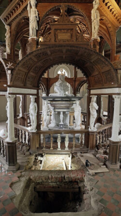 Edo-Wiemken-Denkmal, Graböffnung, 05.06.2025 (1)<br />
© Schlossmuseum Jever<br />
JPG, 1.6 MB >><a href="https://www.schlossmuseum.de/wp-content/uploads/2025/06/Edo-Wiemken-Denkmal-Graboeffnung-05062025(1)-Schlossmuseum-Jever.jpg" target="_blank">Download</a><<